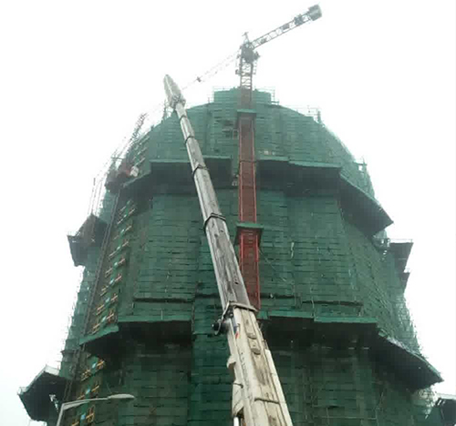 伊春吊车在工地上作业